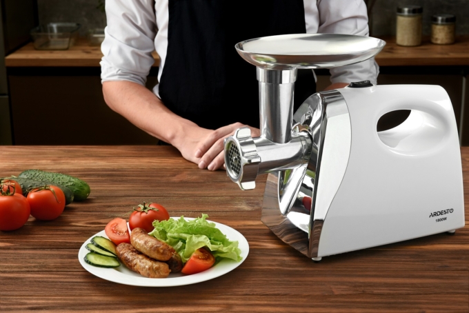 Ardesto meat grinder, 1800W, 2kg/min, 3 cutting plates, sausages nozzle, tomato juicer, plastik, white-silver