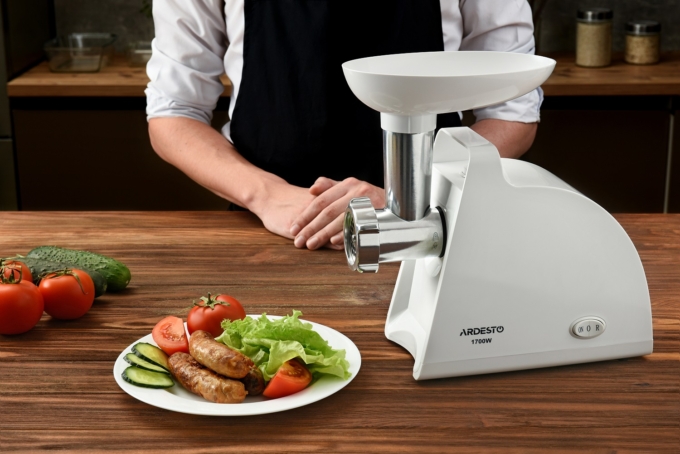 Ardesto meat grinder, 1700W, 1.6kg/min, 2 cutting plates, sausages nozzle, plastik, white