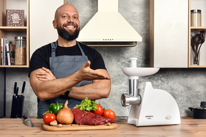 Ardesto meat grinder, 1700W, 1.6kg/min, 2 cutting plates, sausages nozzle, plastik, white
