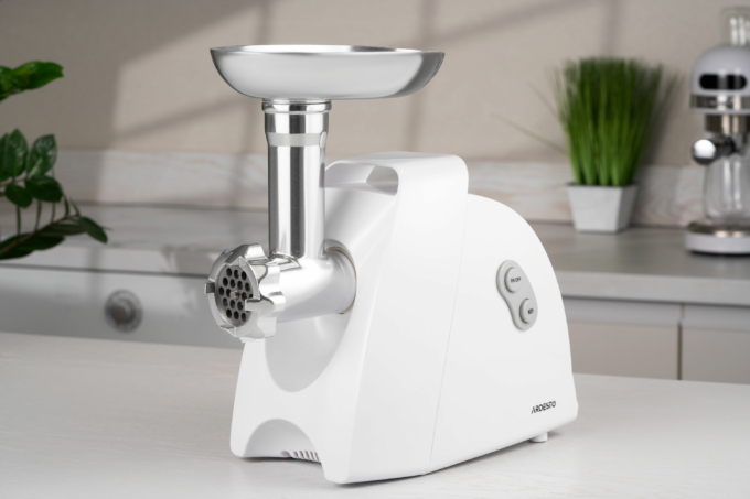 Ardesto meat grinder, 1900W, 1.8kg/min, 3 cutting plates, sausages nozzle, 4 vegetable slicer, plastik, white