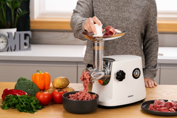 Ardesto meat grinder, 1600W, 1.6kg/min, 3 cutting plates, sausages nozzle, 3 vegetable slicer, plastik, black-silver
