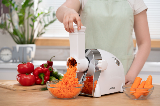 Meat grinder Ardesto, 2000W, prod.-1.9kg/min, 3 cutting plates+for sausag.plates, 3 vegetable slicer, plastik, black-silver