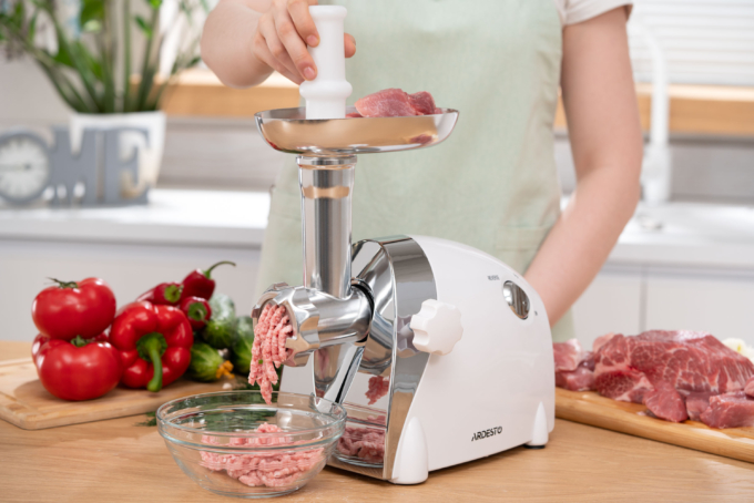 Meat grinder Ardesto, 2000W, prod.-1.9kg/min, 3 cutting plates+for sausag.plates, 3 vegetable slicer, plastik, black-silver
