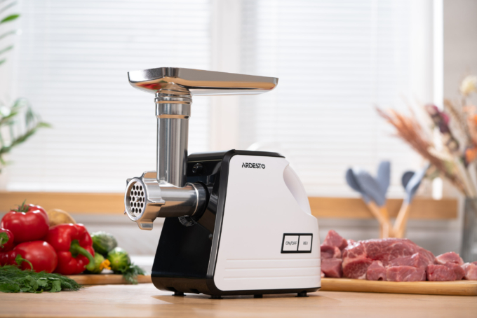 М’ясорубка Ardesto, 2300Вт, продук.-2.2кг/хв, 4 решітки + для ковб., кеббе, насадка для томатів, пластик, біло-чорний