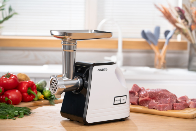 М’ясорубка Ardesto, 2300Вт, продук.-2.2кг/хв, 4 решітки + для ковб., кеббе, насадка для томатів, пластик, біло-чорний