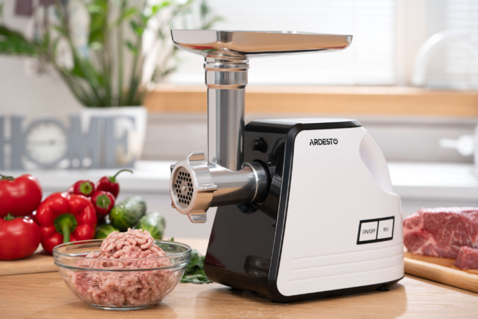 М’ясорубка Ardesto, 2300Вт, продук.-2.2кг/хв, 4 решітки + для ковб., кеббе, насадка для томатів, пластик, біло-чорний