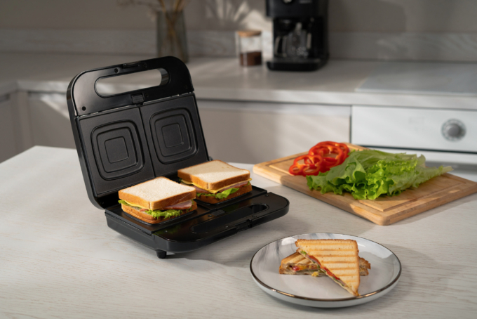 Ardesto multi-maker, 700W, set-5 plates, device body-plastic, black