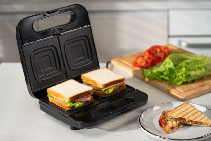Ardesto multi-maker, 700W, set-5 plates, device body-plastic, black