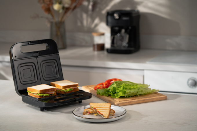 Ardesto multi-maker, 700W, set-5 plates, device body-plastic, black