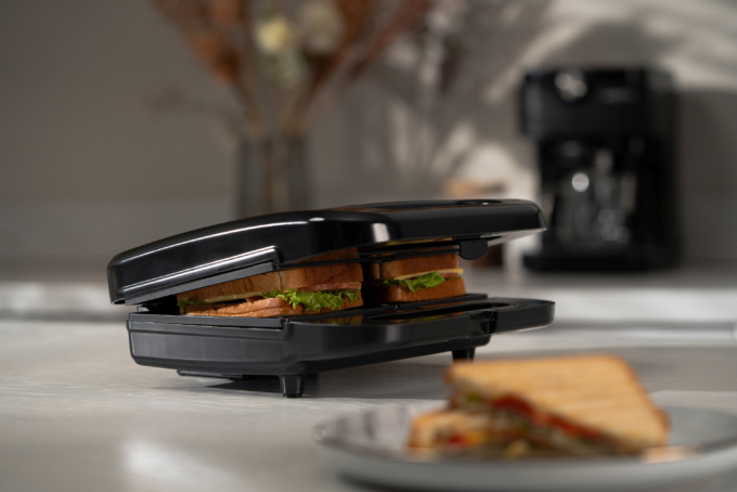 Ardesto multi-maker, 700W, set-5 plates, device body-plastic, black