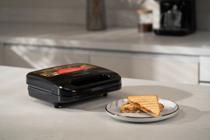 Ardesto multi-maker, 700W, set-5 plates, device body-plastic, black