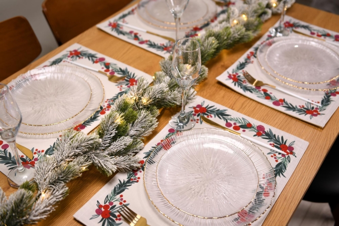 Салфетка сервировочная Ardesto Christmas Happy Holidays 30х45см, 90% полиэстер, 10% хлопок, белый венок