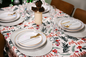 ARDESTO Скатерть Happy Holidays 140х180см, 90% полиэстер, 10% хлопок, белый остролист