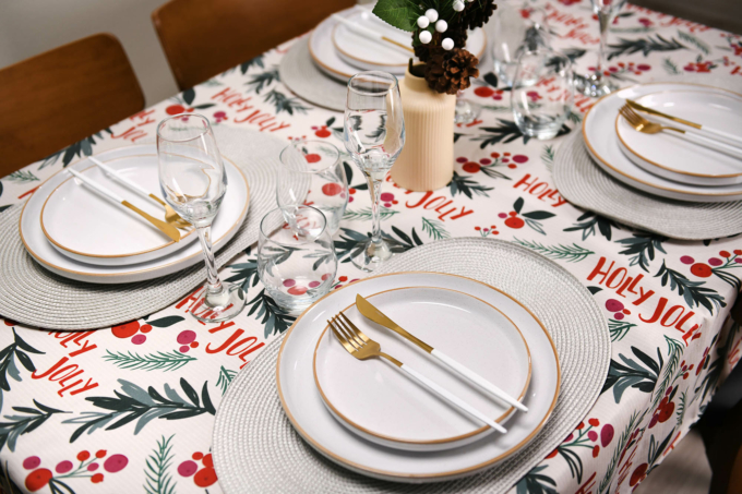 ARDESTO Скатерть Happy Holidays 140х180см, 90% полиэстер, 10% хлопок, белый остролист