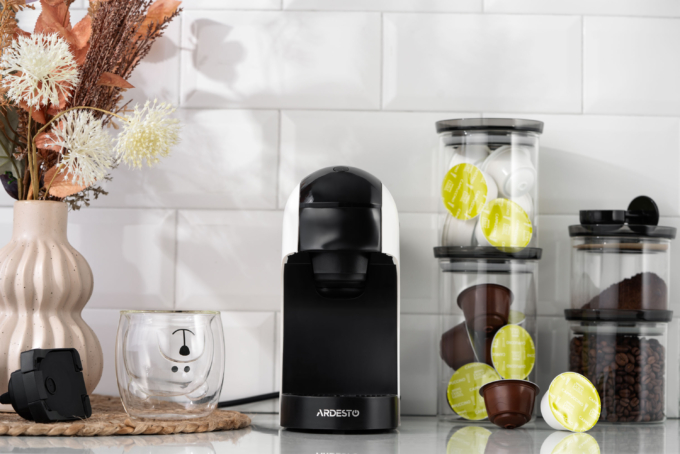 Кавоварка Ardesto капсульна, 0.9л,  капсули Nespresso, Nescafe Dolce Gusto, мелена кава, сенсорне керування, білий