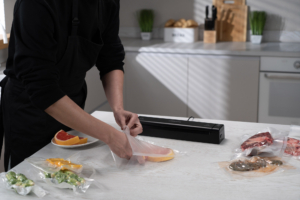 Вакууматор Ardesto для пакетов та рулонов, 110Вт, 28см, электронное, + 1 рулон, пластик, чёрный