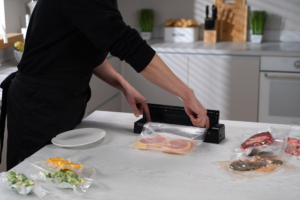 Вакууматор Ardesto для пакетов та рулонов, 110Вт, 28см, электронное, + 1 рулон, пластик, чёрный