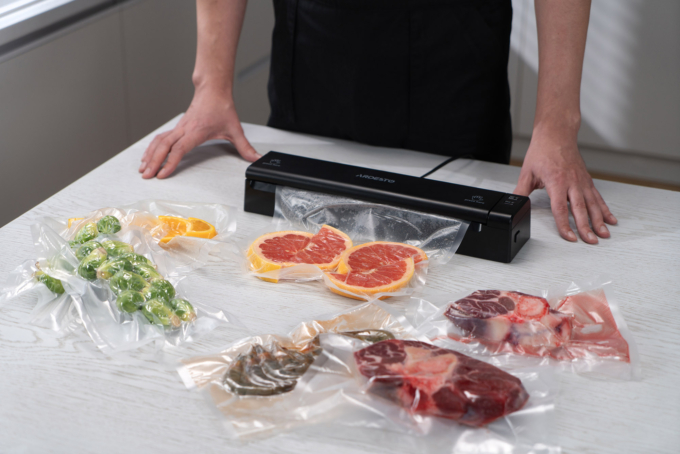 Вакууматор Ardesto для пакетов та рулонов, 110Вт, 28см, электронное, + 1 рулон, пластик, чёрный