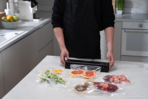 Вакууматор Ardesto для пакетов та рулонов, 110Вт, 28см, электронное, + 1 рулон, пластик, чёрный