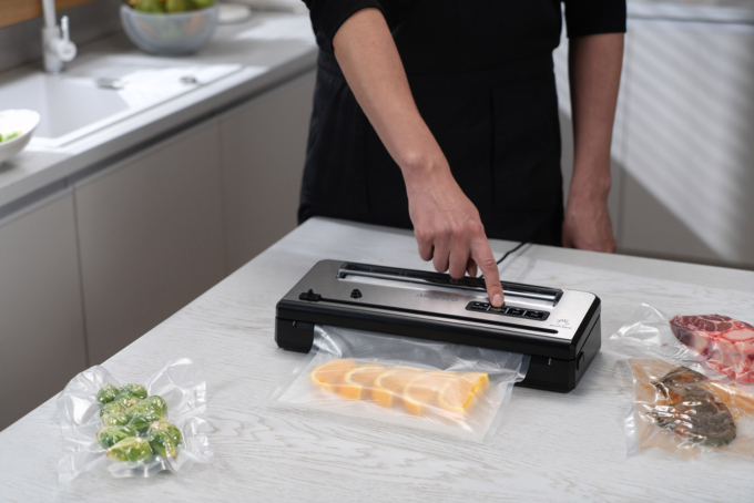 Вакууматор Ardesto для пакетов та рулонов, 110Вт, 28см, электронное, + 1 рулон, пластик+нерж., серебристый