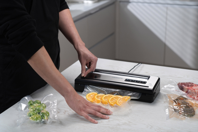 Вакууматор Ardesto для пакетов та рулонов, 110Вт, 28см, электронное, + 1 рулон, пластик+нерж., серебристый