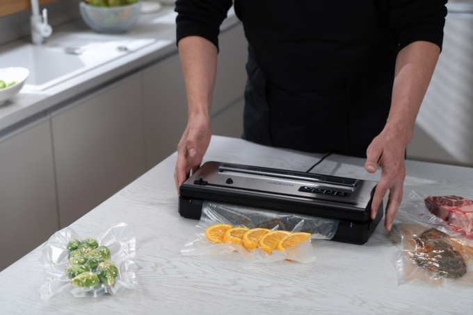 Вакууматор Ardesto для пакетов та рулонов, 110Вт, 28см, электронное, + 1 рулон, пластик+нерж., серебристый