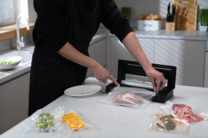 Вакууматор Ardesto для пакетов та рулонов, 110Вт, 28см, электронное, + 1 рулон, пластик+нерж., серебристый