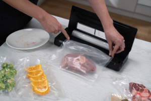 Вакууматор Ardesto для пакетов та рулонов, 110Вт, 28см, электронное, + 1 рулон, пластик+нерж., серебристый