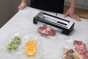 Вакууматор Ardesto для пакетов та рулонов, 110Вт, 28см, электронное, + 1 рулон, пластик+нерж., серебристый