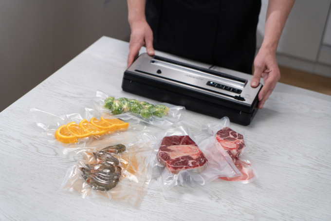 Вакууматор Ardesto для пакетов та рулонов, 110Вт, 28см, электронное, + 1 рулон, пластик+нерж., серебристый