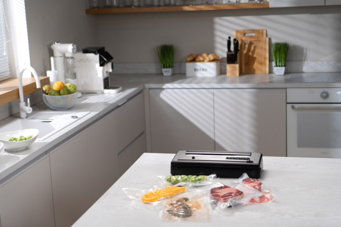 Вакууматор Ardesto для пакетов та рулонов, 110Вт, 28см, электронное, + 1 рулон, пластик+нерж., серебристый