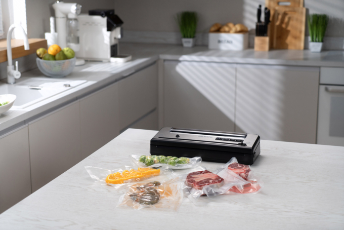 Вакууматор Ardesto для пакетов та рулонов, 110Вт, 28см, электронное, + 1 рулон, пластик+нерж., серебристый