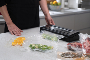 Вакууматор Ardesto для пакетов та рулонов, 110Вт, 28см, электронное, + 1 рулон, пластик+нерж., серебристый