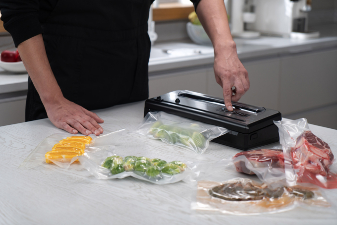 Вакууматор Ardesto для пакетов та рулонов, 110Вт, 28см, электронное, + 1 рулон, пластик+нерж., серебристый