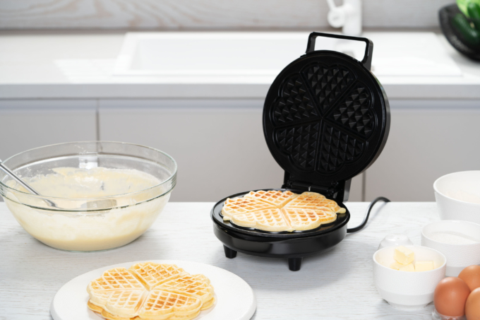 Waffle iron ARDESTO 1200W, device body-plastic, black