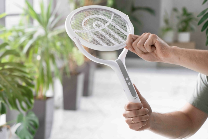 Electric fly swatter ARDESTO, grid 2800 V, battery 1800 mAh, USB-C > USB-A, white