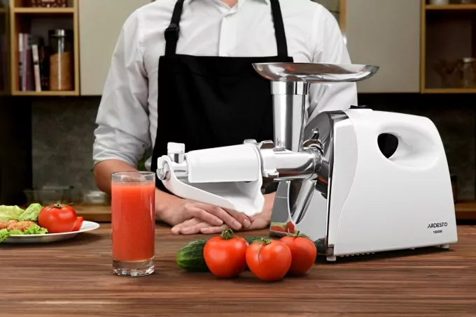 Ardesto meat grinder, 1800W, 2kg/min, 3 cutting plates, sausages nozzle, tomato juicer, plastik, white-silver