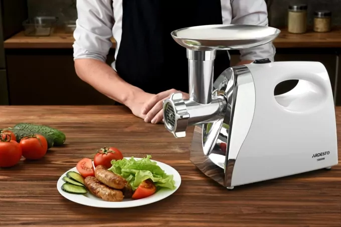 Ardesto meat grinder, 1800W, 2kg/min, 3 cutting plates, sausages nozzle, tomato juicer, plastik, white-silver