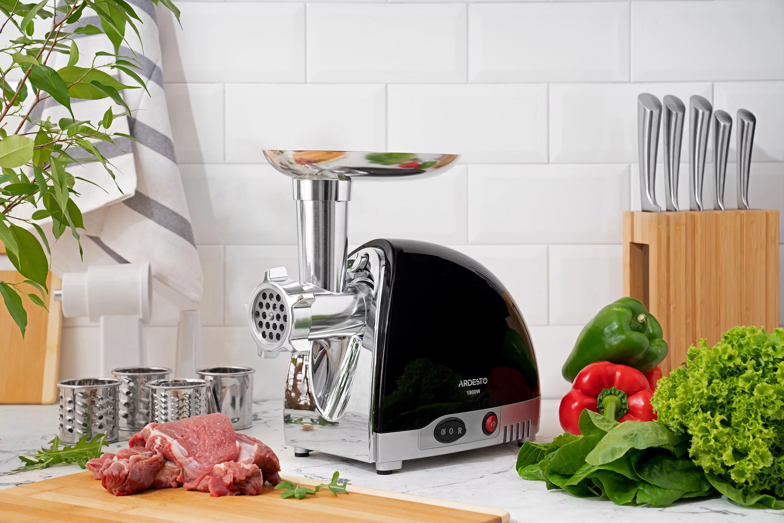 Мясорубка Ardesto, 1800Вт, 2кг/мин, 3 решетки, насадка для колбас, кеббе, 4 терки, пластик, черно-серебристый