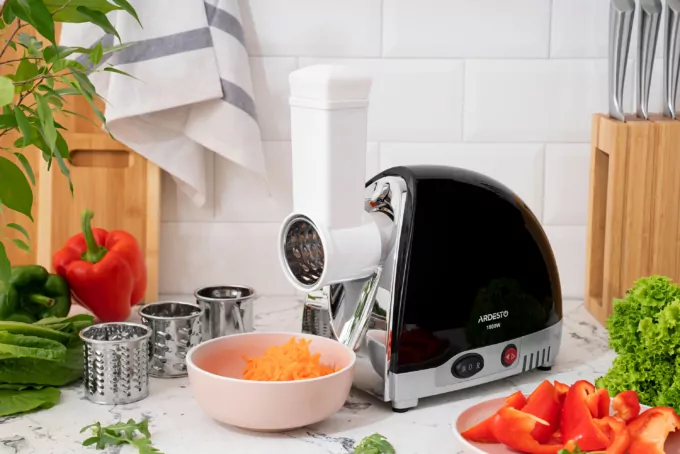 Мясорубка Ardesto, 1800Вт, 2кг/мин, 3 решетки, насадка для колбас, кеббе, 4 терки, пластик, черно-серебристый