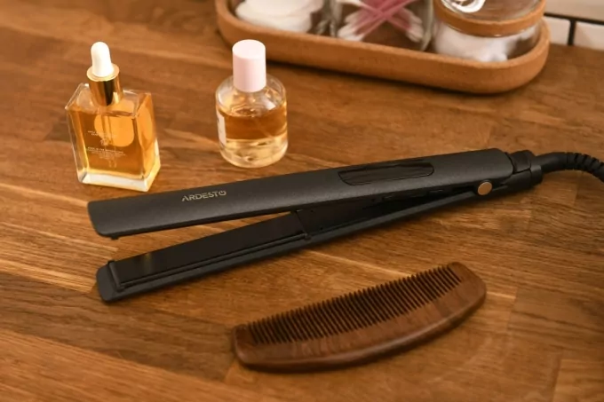 Выпрямитель Ardesto HS-615D, 50Вт, 110-230C, дисплей, керамика, черный