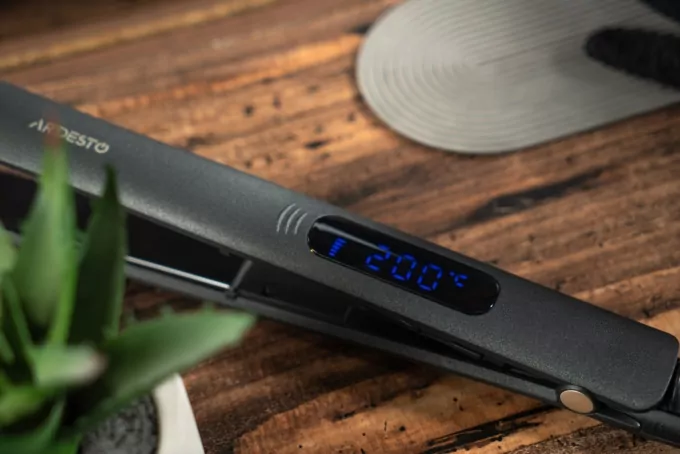 Выпрямитель Ardesto HS-615D, 50Вт, 110-230C, дисплей, керамика, черный