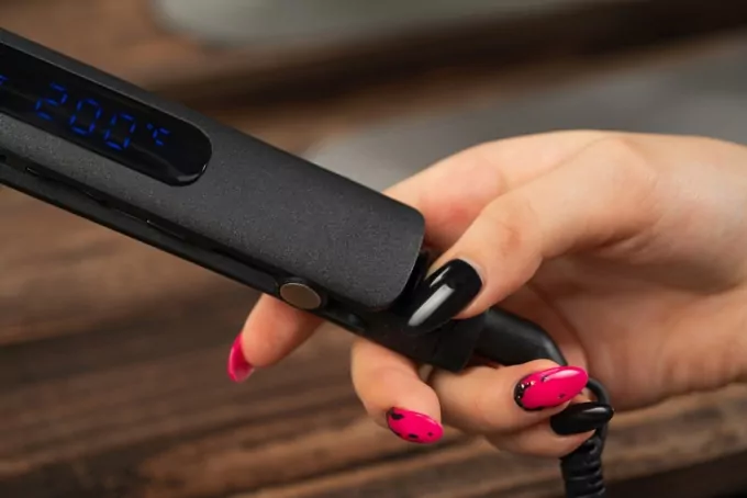 Выпрямитель Ardesto HS-615D, 50Вт, 110-230C, дисплей, керамика, черный