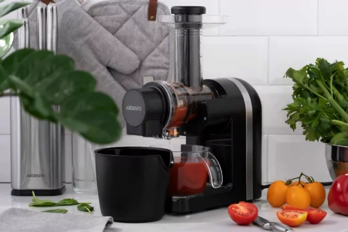 Ardesto auger juicer, 200W, bowl-0.6L, cake-0.7L, plastic/iron, black-silver