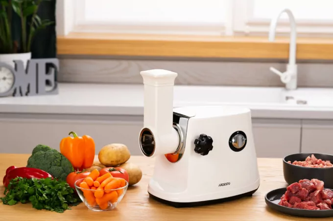М’ясорубка Ardesto, 1600Вт, 1.6кг/хв, 3 решітки, насадка для ковбас, кеббе, 3 терки, пластик, біло-сріблястий