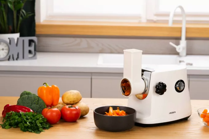 М’ясорубка Ardesto, 1600Вт, 1.6кг/хв, 3 решітки, насадка для ковбас, кеббе, 3 терки, пластик, біло-сріблястий