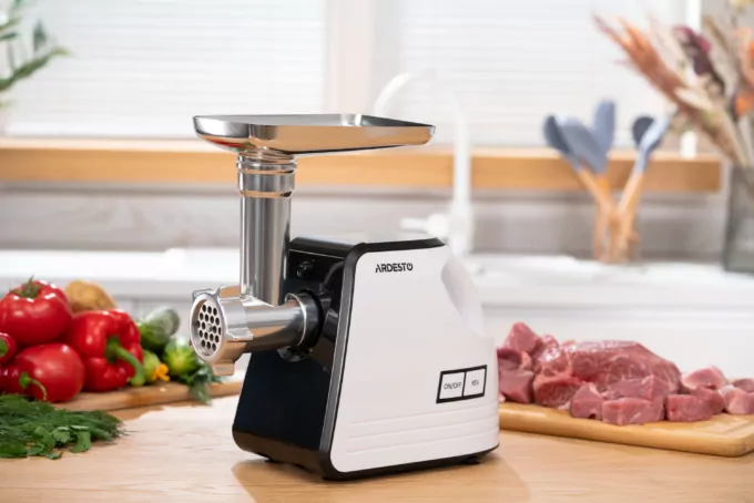 М’ясорубка Ardesto, 2300Вт, продук.-2.2кг/хв, 4 решітки + для ковб., кеббе, насадка для томатів, пластик, біло-чорний