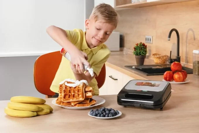 Мультимейкер ARDESTO 700Вт, алюминий, 4 пластины, корпус-нерж.сталь/пластик, черно-серебристый