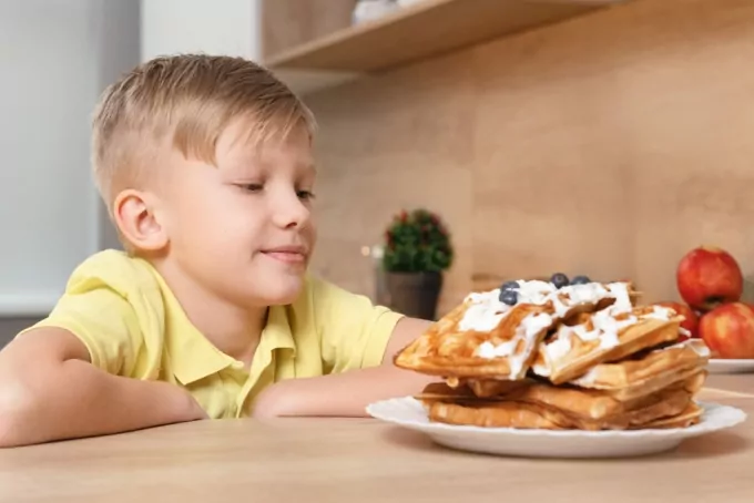 Мультимейкер ARDESTO 700Вт, алюминий, 4 пластины, корпус-нерж.сталь/пластик, черно-серебристый