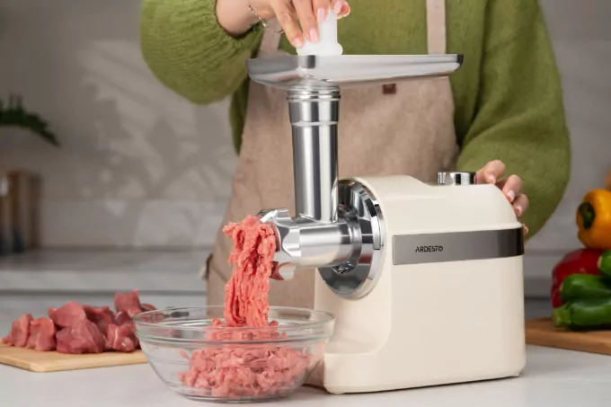 М’ясорубка Ardesto, 1800Вт, 2кг/хв, 3 решітки, насадка для ковбас, кеббе, пластик, бежево-сріблястий
